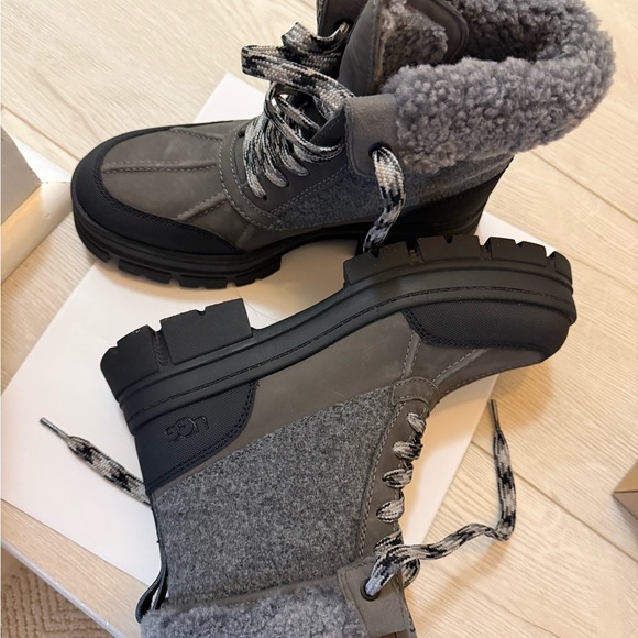 UGG Ashton Addie Tipped boot. W size 8. BRAND NEW WITH BOX - Picture 2 of 5